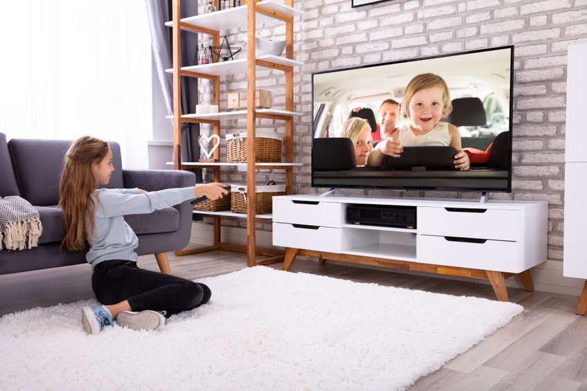 Un mur TV avec des lambris PVC imitation bois ou la création d’une niche pour le mur TV